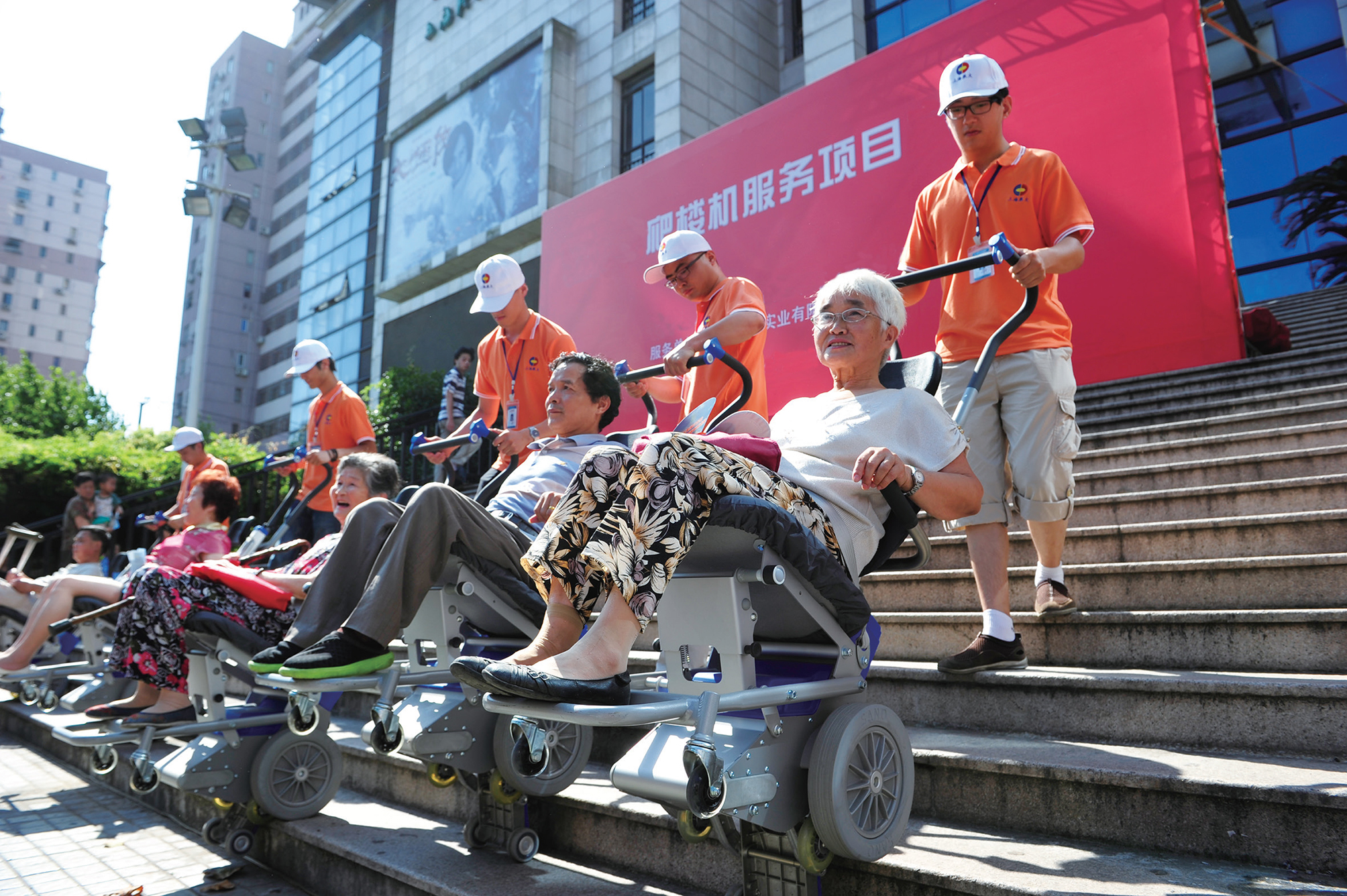 徐汇有了这个爬楼神器，“悬空老人”上下楼不再难！内附预约方式，点击查看→