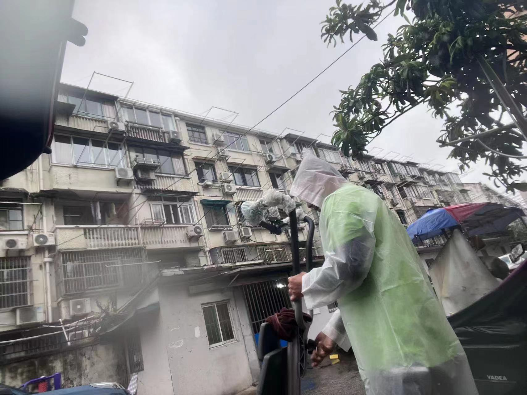 风雨中的逆行者：展大爬楼机团队逆境中的温情与坚守